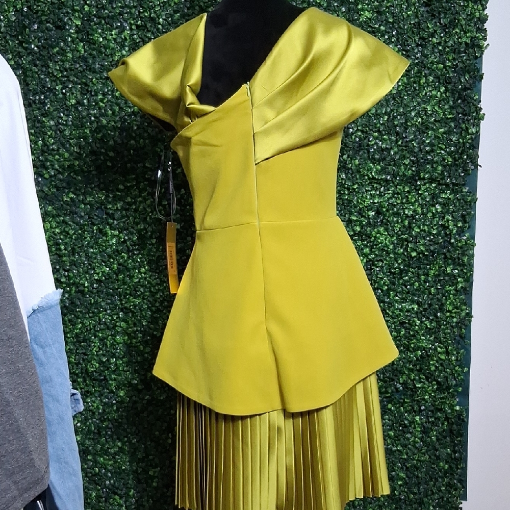 Elegant Yellow Dress with Pleated Skirt